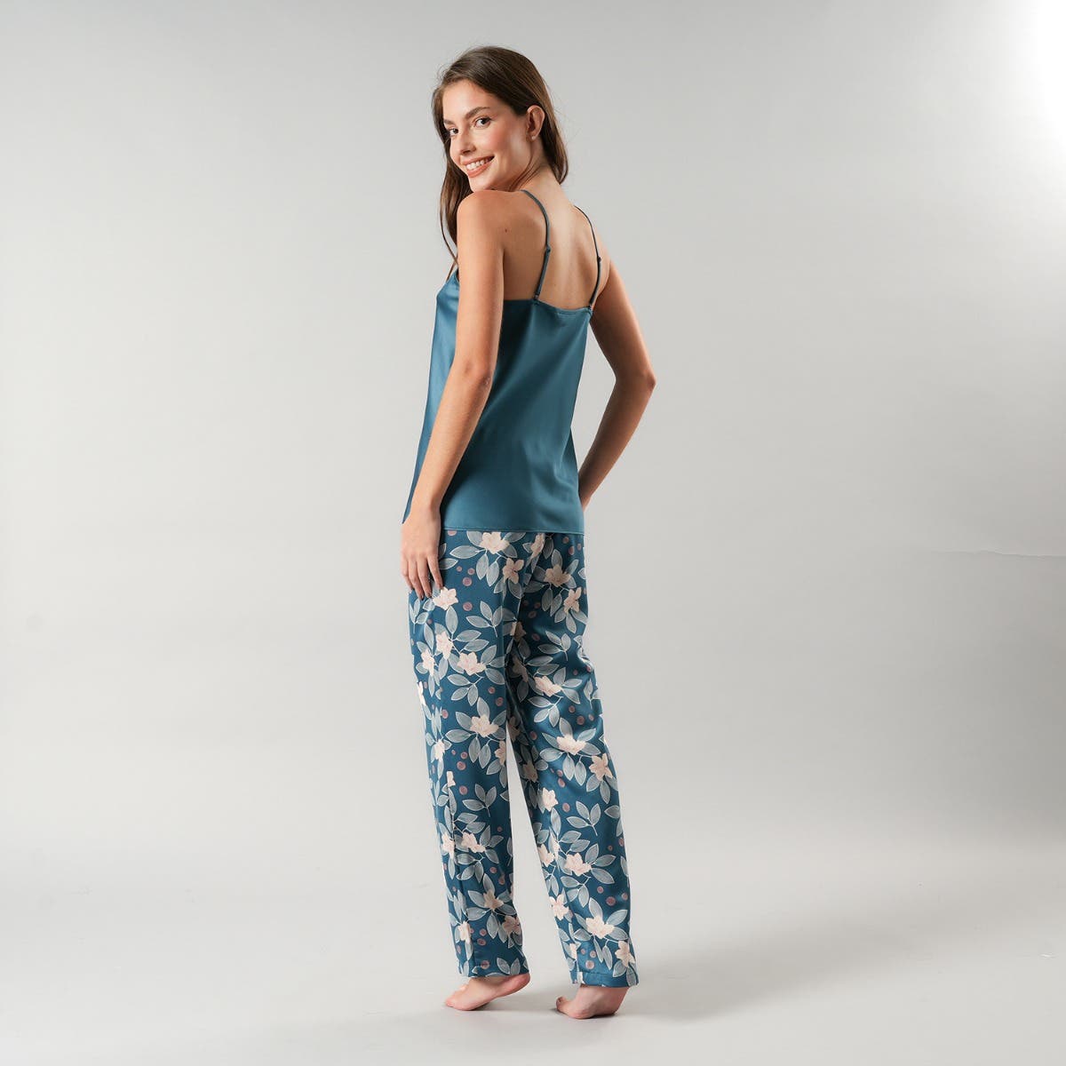 https://florespurewonder.com/media/catalog/product/3/3/33593-222_2.jpg